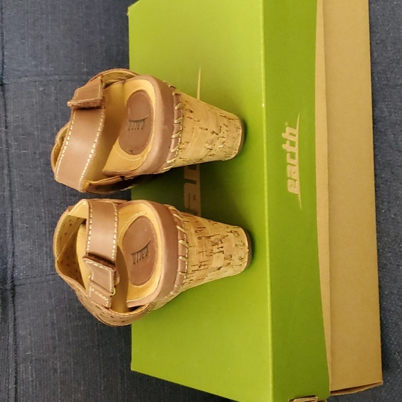 Earth Wedge Sandals - Picture 3 of 5